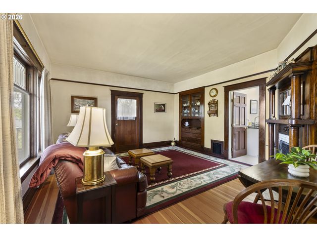 336 HILL St, Silverton, OR 97381