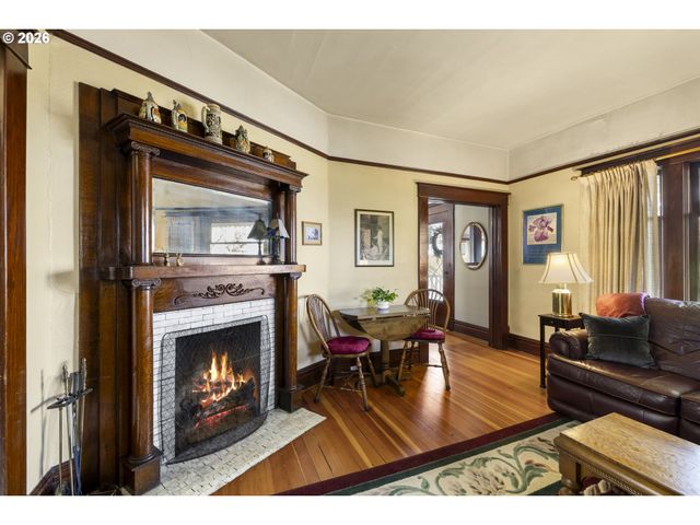 336 HILL St, Silverton, OR 97381