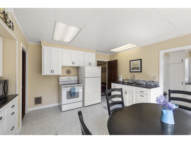 336 HILL St, Silverton, OR 97381