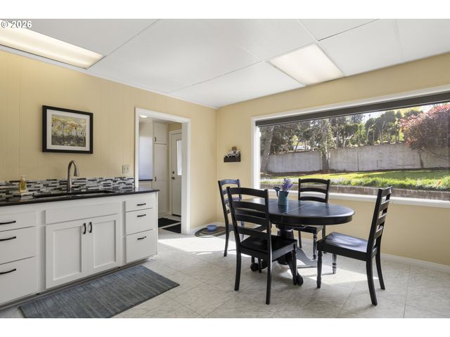 336 HILL St, Silverton, OR 97381