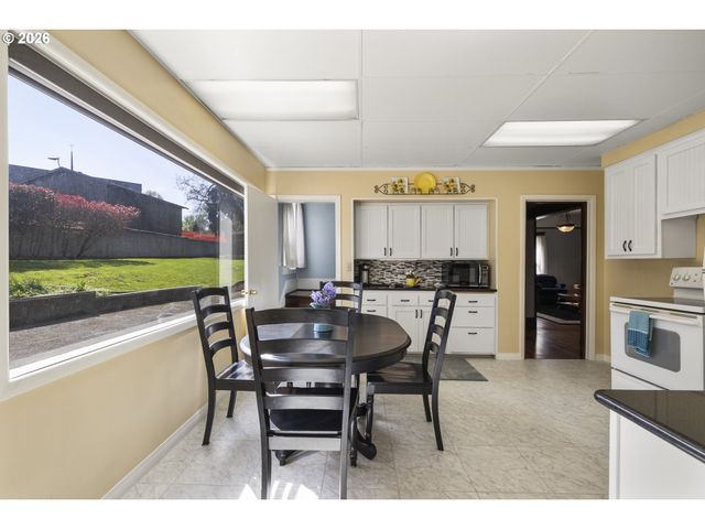 336 HILL St, Silverton, OR 97381