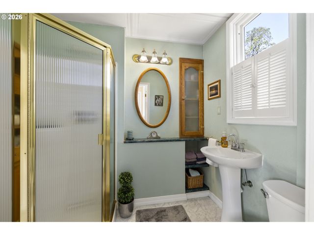 336 HILL St, Silverton, OR 97381