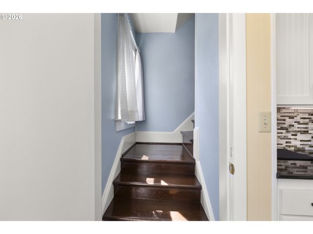 336 HILL St, Silverton, OR 97381