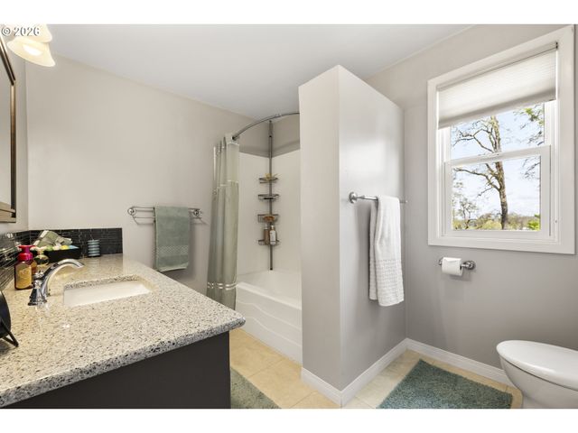 336 HILL St, Silverton, OR 97381