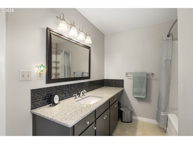 336 HILL St, Silverton, OR 97381