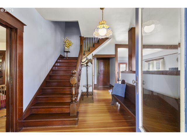 336 HILL St, Silverton, OR 97381