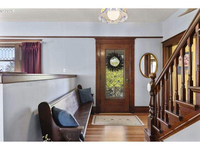 336 HILL St, Silverton, OR 97381