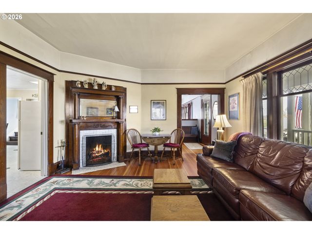 336 HILL St, Silverton, OR 97381