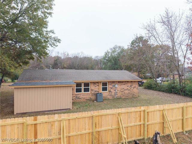 1009 SW 10th, Muldrow, OK 74948