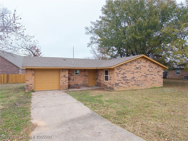 1009 SW 10th, Muldrow, OK 74948
