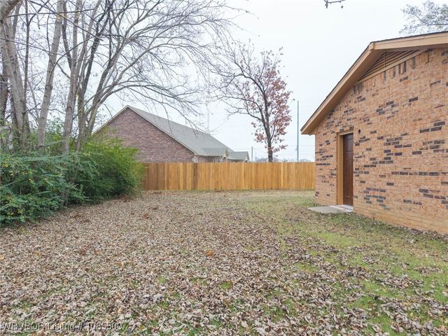 1009 SW 10th, Muldrow, OK 74948