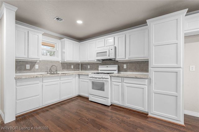 1009 SW 10th, Muldrow, OK 74948