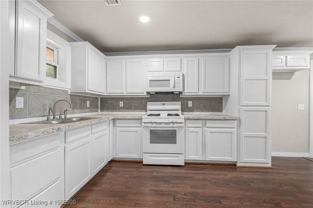 1009 SW 10th, Muldrow, OK 74948