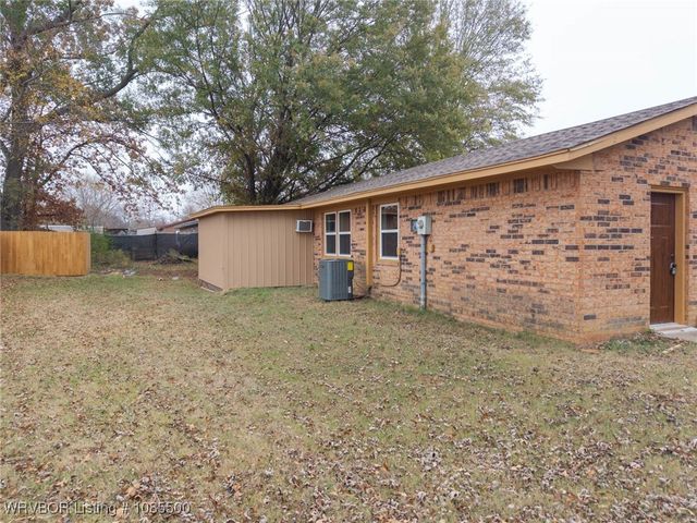 1009 SW 10th, Muldrow, OK 74948