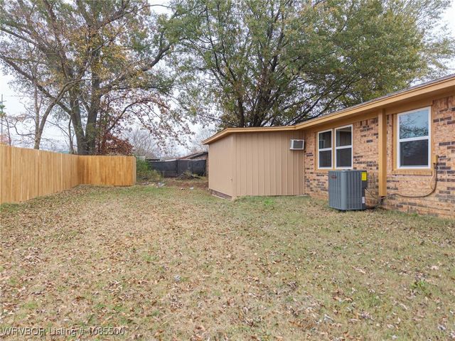 1009 SW 10th, Muldrow, OK 74948