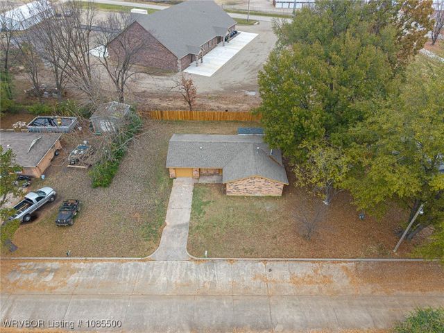 1009 SW 10th, Muldrow, OK 74948