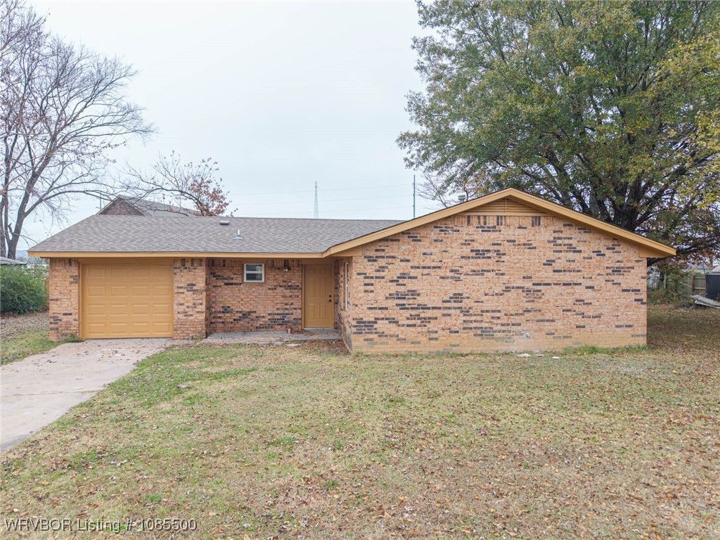 1009 SW 10th, Muldrow, OK 74948
