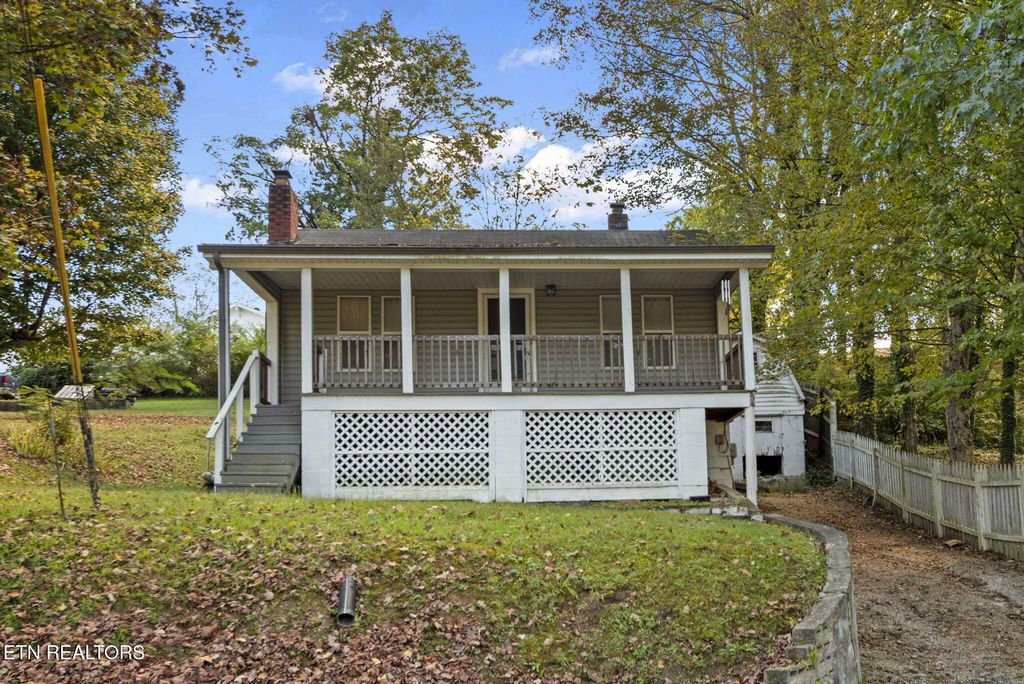 711 Sharp St, Clinton, TN 37716