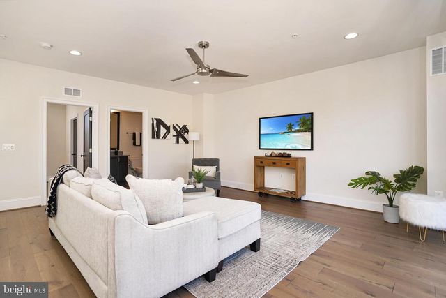 20364 NORTHPARK DR, Ashburn, VA 20147