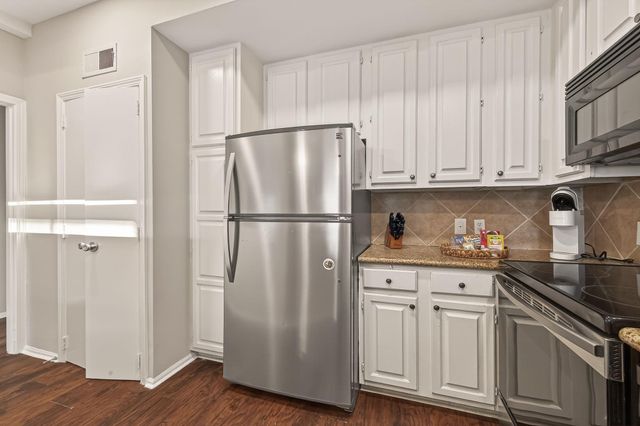 2211 S Braeswood Boulevard 21F, Houston, TX 77030