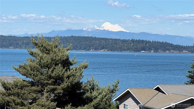 639 E Beacon View Drive, Oak Harbor, WA 98277