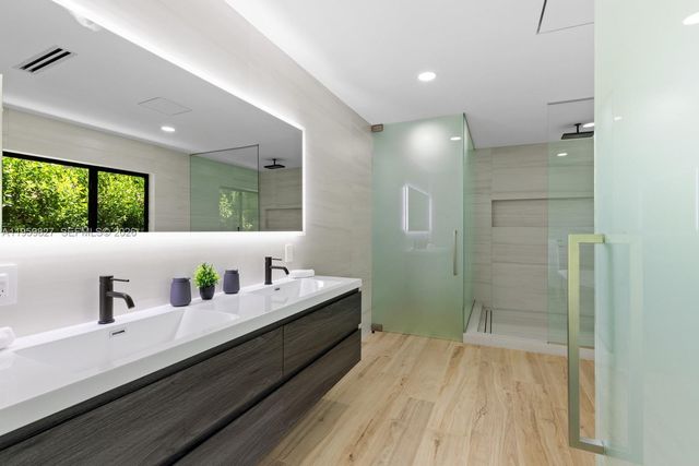 85 W Shore Dr W, Miami, FL 33133