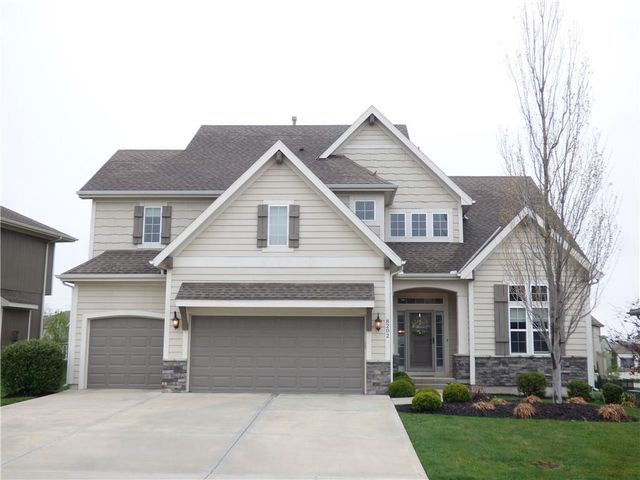 8202 W 166th Court, Overland Park, KS 66085