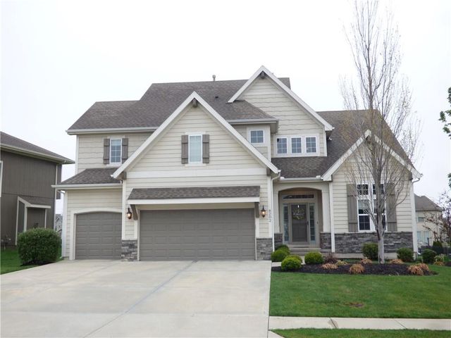 8202 W 166th Court, Overland Park, KS 66085