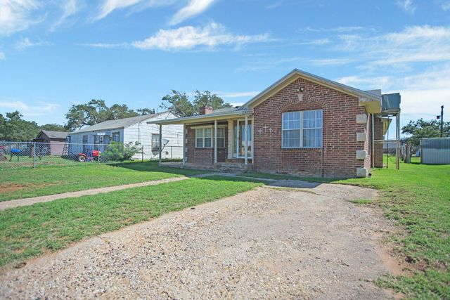 906 N 3rd Street, Brownfield, TX 79316