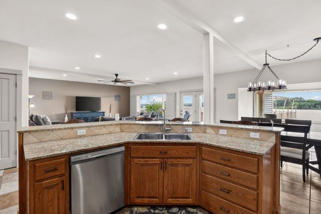 1002 Scenic LOOP, Kingsland, TX 78639