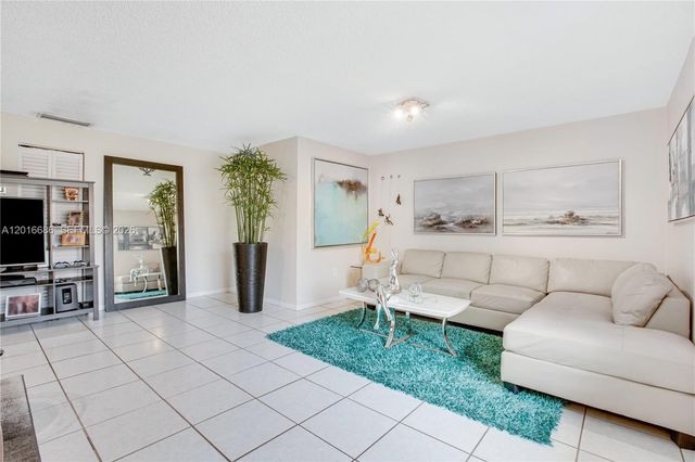 9330 SW 165th St, Palmetto Bay, FL 33157