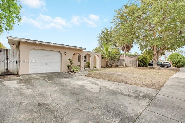 9330 SW 165th St, Palmetto Bay, FL 33157