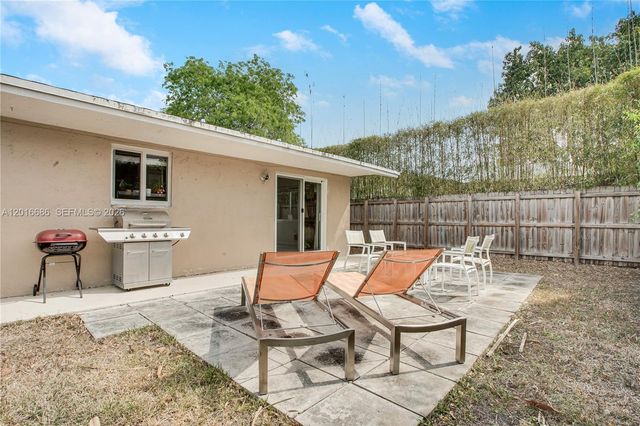9330 SW 165th St, Palmetto Bay, FL 33157