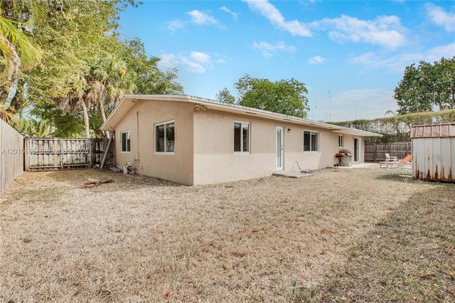9330 SW 165th St, Palmetto Bay, FL 33157
