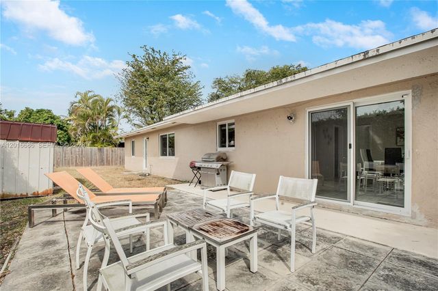 9330 SW 165th St, Palmetto Bay, FL 33157