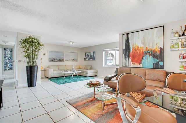 9330 SW 165th St, Palmetto Bay, FL 33157