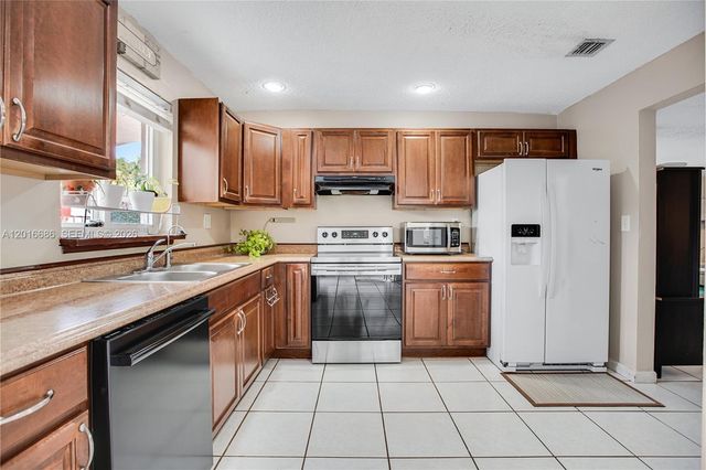 9330 SW 165th St, Palmetto Bay, FL 33157