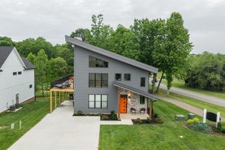 101 Retreat LN, Huddleston, VA 24104