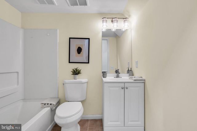 4 WEATHERLY RD, Delran, NJ 08075