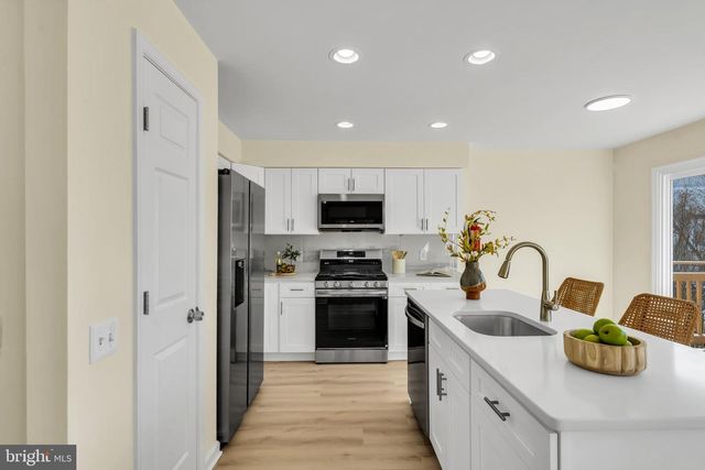 4 WEATHERLY RD, Delran, NJ 08075