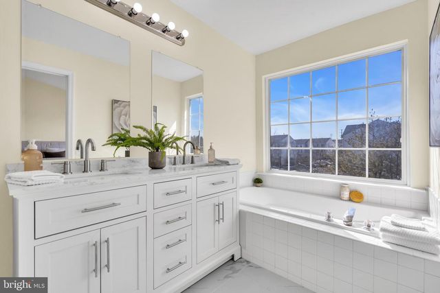 4 WEATHERLY RD, Delran, NJ 08075