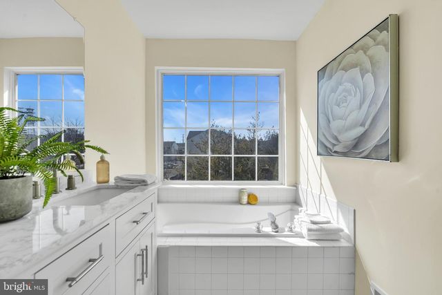 4 WEATHERLY RD, Delran, NJ 08075