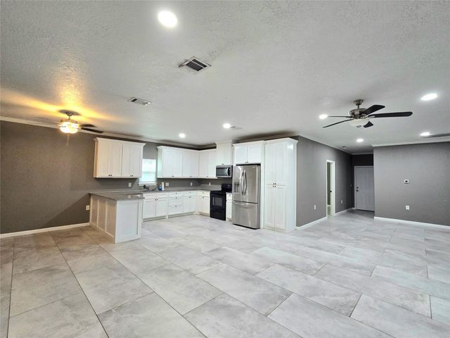 8512 Us Highway 59 S, Goodrich, TX 77335