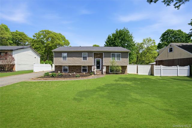 895 Old Medford Avenue, Medford, NY 11763