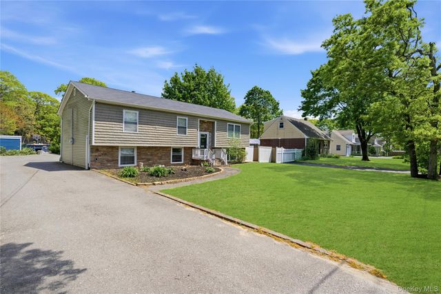 895 Old Medford Avenue, Medford, NY 11763