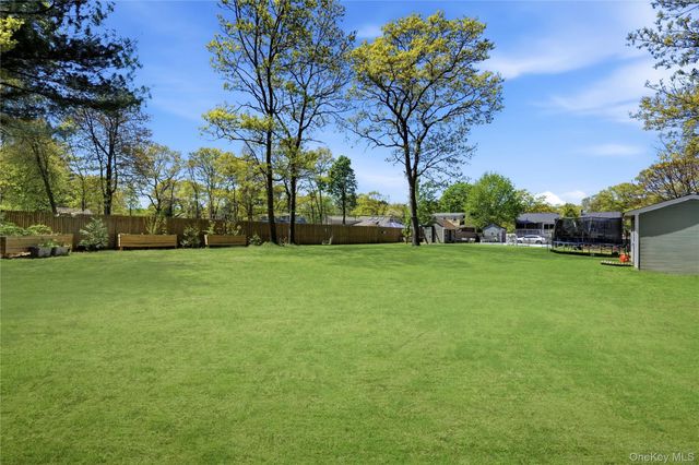 895 Old Medford Avenue, Medford, NY 11763