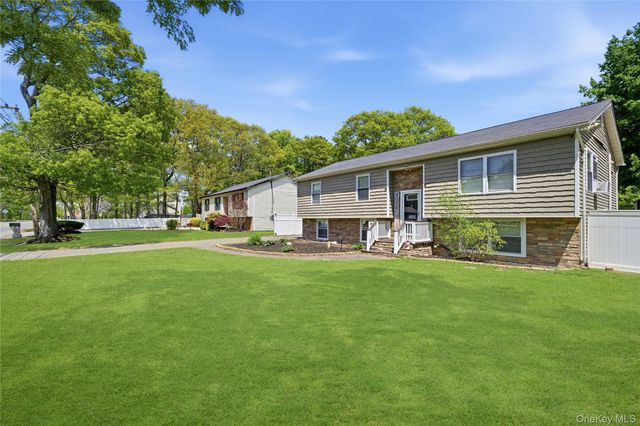 895 Old Medford Avenue, Medford, NY 11763