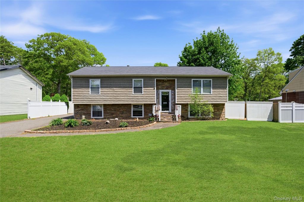 895 Old Medford Avenue, Medford, NY 11763