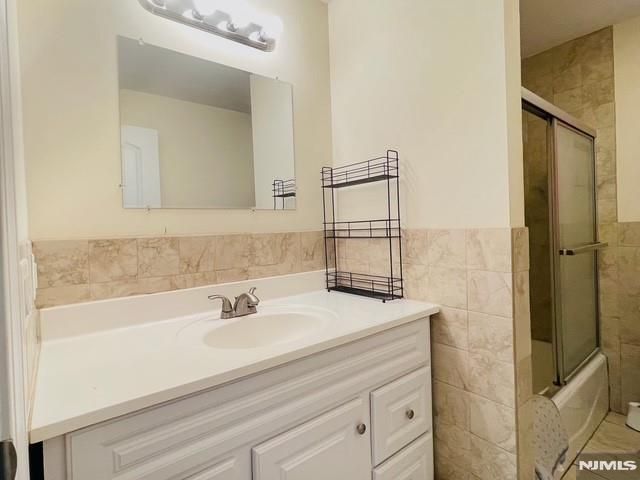 229 E Columbia Avenue B, Palisades Park, NJ 07650