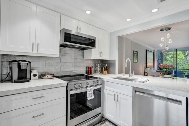 106 ROYAL PARK Drive 2A, Oakland Park, FL 33309